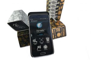 Als Grundlage für den späteren Abgleich bei der Echtheitsprüfung einer Verpackung verwendet die rlc | packaging group die Signoptic -Technologie, um Zufallsstrukturen einer Verpackungsoberfläche zu scannen und zu speichern. Signoptic ist Teil des französischen Unternehmens Arjowiggins Solutions.