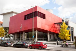 AdU Ausbildung HS Muenchen roter Wuerfel
