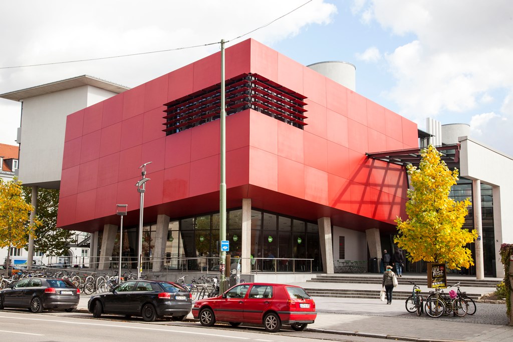 Das Lehrgebäude „Roter Würfel“ in der Münchner City.