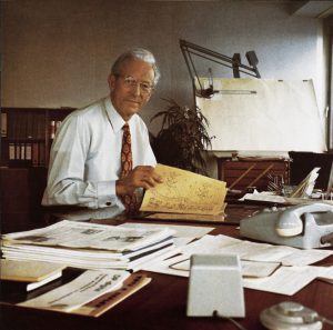 Firmengründer Dr.-Ing. E. h. Erwin Sick an seinem Schreibtisch.