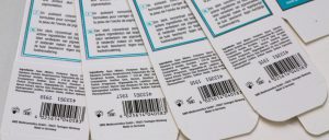 Auf die Verpackungen werden Chargennummer, Mindesthaltbarkeitsdatum und bisweilen ein EAN-13 Barcode gedruckt.
