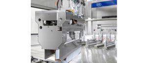 Mit dem Robotic Magazine (R-CAM) werden Packungsmäntel automatisch in die entsprechende Bahn der Füllmaschine gefüllt. Bild: SIG Combibloc bei Arla Foods