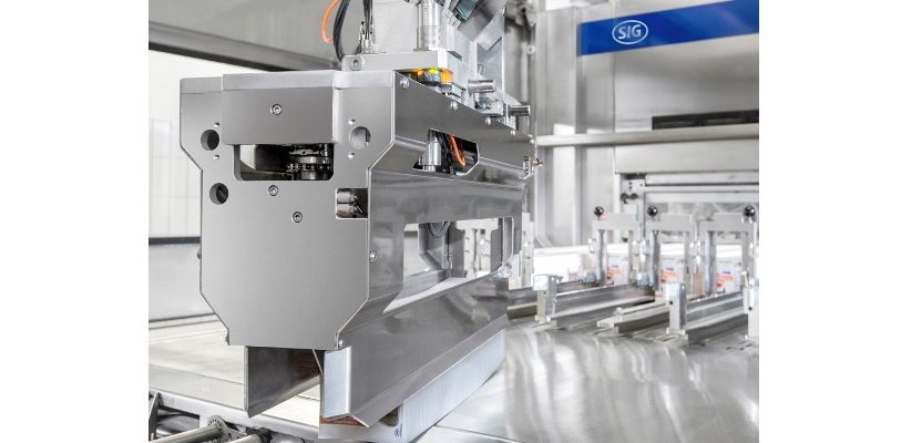 Mit dem Robotic Magazine (R-CAM) werden Packungsmäntel automatisch in die entsprechende Bahn der Füllmaschine gefüllt. Bild: SIG Combibloc bei Arla Foods