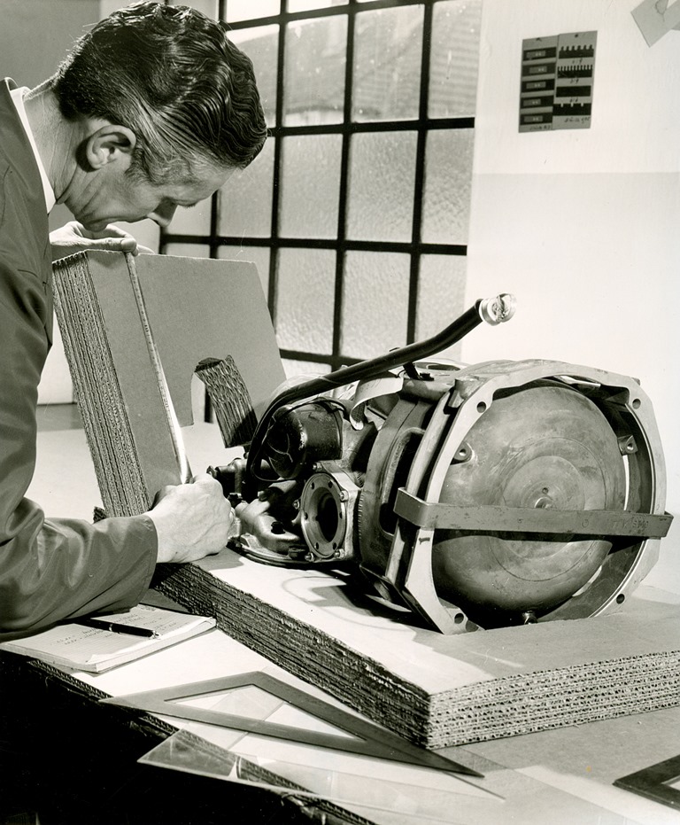 1969: Entwicklung einer Motorenverpackung in Northeim.