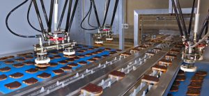 Bis zu 390 Produkte pro Minute kann der Delfi-Feedplacer aufnehmen und in die Zufuhrkette des Trayloaders platzieren.