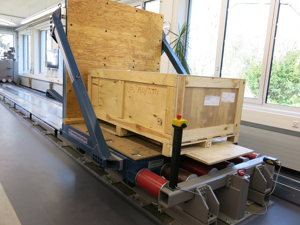 Dieses Großpackmittel aus Holz wurde auf seine Eignung für den weltweiten Transport von sensiblen Teilen einer Röntgenanlage geprüft. Auf der Anlage erfolgte die Simulation einer Vollbremsung im Straßenverkehr mit einer Verzögerung von a = 1,0 G.