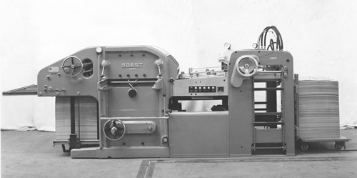 1940 revolutioniert BOBST mit der AP900 Autoplaten das Stanzen und Rillen von Kartons. Sie ist die weltweit erste automatische Stanzmaschine und verarbeitet pro Stunde mehr als 4.000 Bogen.