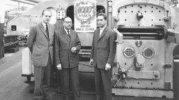 Die erste BOBST Flachbettstanze SP 1080 Autoplaten entsteht 1950.