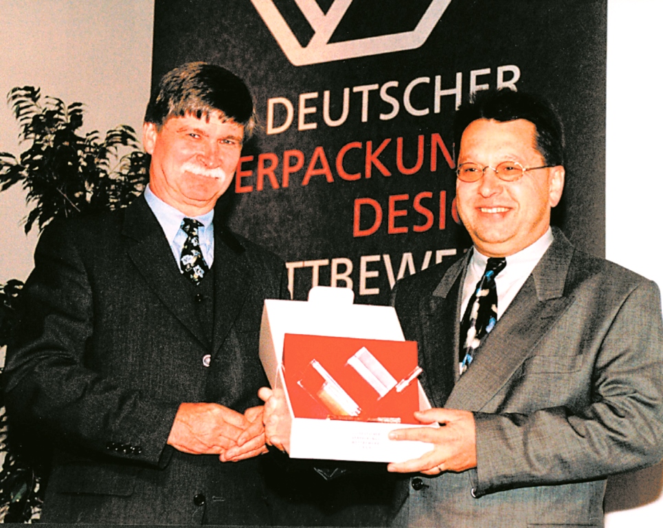 Reinhard Kuge (re.) nimmt 1999 für das Faubel-Compact®-Label den Verpackungspreis als bestes innovatives Etikett entgegen.