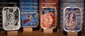 Viele Dosen sind kleine Kunstwerke und längst zu Sammlerstücken geworden. (Bild: Hans Scherhaufer)