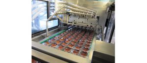 An den neuralgischen Punkten im Puddingabfüllprozess wird ein gesundheitlich unbedenklicher, mikrofeiner Wirkstoffnebel eingebracht, der die Zahl der Keime in der Umgebungsluft und auf den Oberflächen messbar reduziert. (Bild: Danone GmbH)