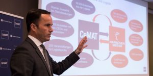 Dr. Jochen Köckler, Mitglied des Vorstandes derm Deutschen Messe AG, präsentiert das neue CeMAT-Konzept im Rahmen einer Pressekonferenz in Frankfurt. (Bild: Deutsche Messe AG)