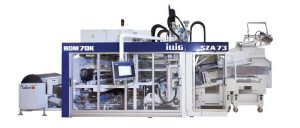 Thermoformsystem mit Rollenautomat IC-RDM 70K, kombiniert mit der servomotorisch angetriebenen Stapelung SZA 73c: Auf der Chinaplas entstehen darauf aus APET-Folie und mit einem 18-fach-Werkzeug Trinkbecher. Bild: Illig