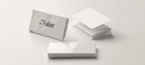 Das neue Lösung von Faller: Ein Outsert wird mit einer Patient Alert Card kombiniert und in Folie eingeschweißt. (Bild: August Faller GmbH & Co. KG)