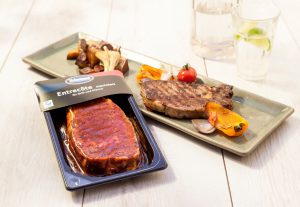 Die Haltbarkeit von Produkten lässt sich durch Vakuum-Skin-Verpackungen deutlich verlängern. Bild: Sealpac