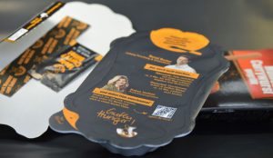 „Mühlen Currywurst“ der Rügenwalder Mühle: Dank der Schalenoberfolie CanLid Peel von Südpack können Verbraucher die Spezialität direkt in ihrer Verpackung in der Mikrowelle oder im Wasserbad erwärmen und anschließend genießen.