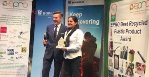 Laudator Christoph Scharff, Vorstandsmitglied ARA, und Marinella Martinez, Direktorin Roofeco System SL. Das "Best Recycled Plastics Product" der EPRO 2017 im Bereich „Produkte“: . Bild: EPRO