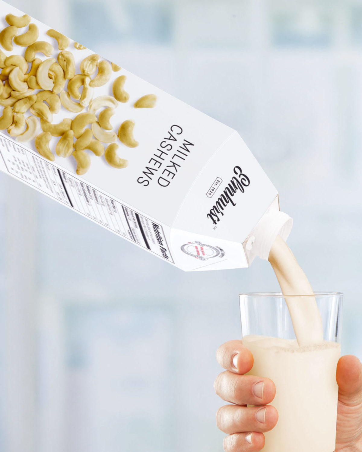 Die innovative Kartonflasche combidome von SIG Combibloc ist jetzt auch für ph-neutrale Produkte wie zum Beispiel Milch oder pflanzenbasierte Milchalternativen auf dem Markt. Foto: SIG Combibloc