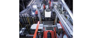 Hochmoderne Mehrschichtextrusionsblasanlage in der Schütz IBC-Produktionslinie.