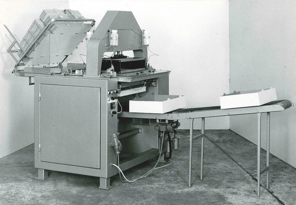 Mit dem Kartonaufrichter vom Typ CB 30 aus dem Jahr 1970 wurden die Zuschnitte aufgerichtet. Die Kartonbeladung erfolgte manuell, die Verklebung mit Kaltleim. (Bild:KHS)