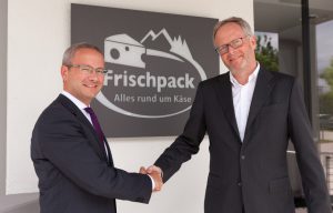 Frischpack-Geschäftsführer Marian Heinz (links) und Manfred Heimes freuen sich auf gute Zusammenarbeit. Bild: Frischpack GmbH.