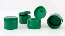 Die Recyclat-Initiative hat Verschlüsse für FROSCH-Produkte mit 100 Prozent Polypropylen (PP) aus dem Gelben Sack entwickelt. (Bild: Werner & Mertz)