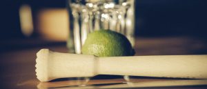 Ob Gratisglas, Barmaß oder Stößel: On-Packs wie diese verführen nicht nur Cocktailliebhaber zum spontanen Kauf von Spirituosen. (Bild: pixabay.de)
