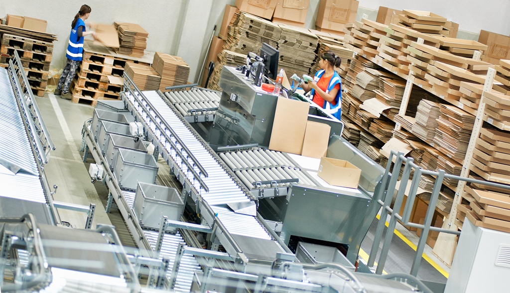 Die Mitarbeiter kommissionieren die Produkte sortenrein von den Bitoboxen in Kartons. (Bild: Bito)