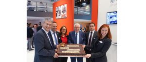 Im Namen der Messe Düsseldorf überreichte Irina Rak (re.) auf der interpack eine Geburtstagstorte an die Gesellschafter Markus Ströbel (li.), Tanja, Siegfried und Thorsten Bullinger sowie Geschäftsführer Dr. Hagen Gehringer (2.v. li.).