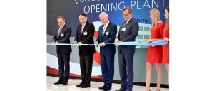 Bei der offiziellen Werkseröffnung (v.l.n.r.): Waldemar Socha, Präsident der Stadt Zory, Roland Straßburger, Schütz CEO, Zbigniew Zietkowski, General Manager Schütz Polska Sp. z o.o., und Piotr Wojaczek, Vorstandsvorsitzender der Sonderwirtschaftszone Katowice (KSSE S.A.).