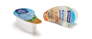 Tassenschmieger: Die innovative Form bleibt auf der Untertasse und ermöglicht spritzfreies Öffnen und tropffreies Eingießen