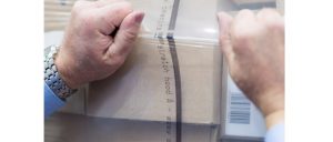 Bei der Easy-Opening-Haube ist die Folie entlang einer mittig verlaufenden Aufreißlinie gezielt geschwächt. Dadurch lässt sie sich ohne erforderliche Werkzeuge einfach und sehr schnell aufreißen.