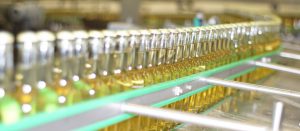 Bis zu 60.000 Flaschen werden auf einer der Flaschenlinien jede Stunde abgefüllt. (Bild: broesele)
