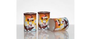 Lecker: Eine Cartoon-Figur badet in Schokolade und Milch und soll Kindern Lust auf das Schoko-Getränkepulver machen. Bild: Sonoco