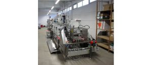 Die neue Bobs-Faltschachtel-Klebemaschine in der Egger-Produktionshalle. Bild: Egger