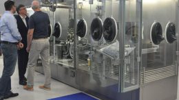 In Crailsheim präsentierte Bosch Packaging Technology die neue Füll- und Verschließmaschine AFG 5000. (Bild: Bosch)