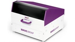 Die „WaveWrap“-Maschine faltet die manuell eingeführten Wellpappebögen. Sicher verschlossen wird die Faltschachtel durch leichten Druck ohne zusätzliche Klebefilme oder Packbänder. (Bild: WavePack GmbH)