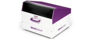 Die „WaveWrap“-Maschine faltet die manuell eingeführten Wellpappebögen. Sicher verschlossen wird die Faltschachtel durch leichten Druck ohne zusätzliche Klebefilme oder Packbänder. (Bild: WavePack GmbH)