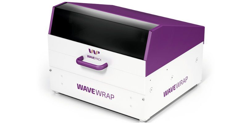 Die „WaveWrap“-Maschine faltet die manuell eingeführten Wellpappebögen. Sicher verschlossen wird die Faltschachtel durch leichten Druck ohne zusätzliche Klebefilme oder Packbänder. (Bild: WavePack GmbH)