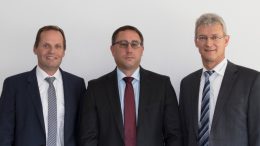 Das neue Geschäftsleitungsteam bei Bausch+Ströbel: Thorsten Bullinger (Mitte) und Markus Ströbel (re.) mit Dr. Hagen Gehringer.