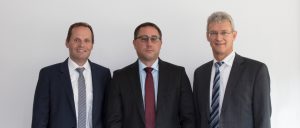 Das neue Geschäftsleitungsteam bei Bausch+Ströbel: Thorsten Bullinger (Mitte) und Markus Ströbel (re.) mit Dr. Hagen Gehringer.