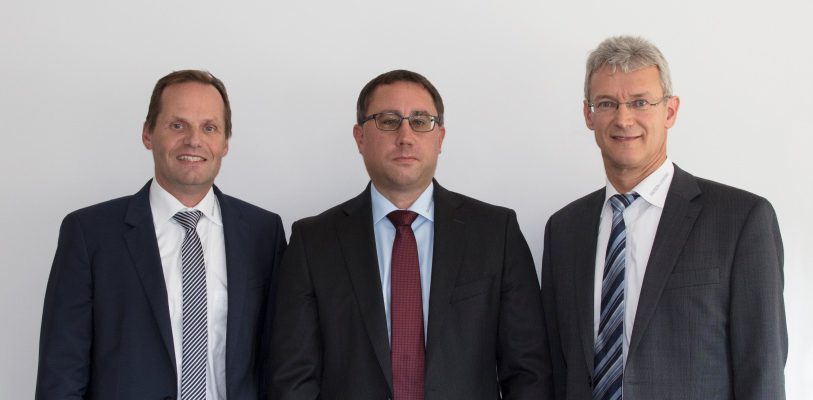 Das neue Geschäftsleitungsteam bei Bausch+Ströbel: Thorsten Bullinger (Mitte) und Markus Ströbel (re.) mit Dr. Hagen Gehringer.