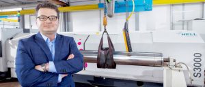 „Schawk!“-GeschäftsführerFerat Sarac vor dem neuentwickelten 3D-Lasergravierer mit Faserlaser-Technologie. Bild: Schawk!
