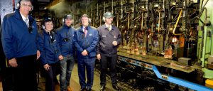 Bei einem Werksrundgangwurde die neue Produktionsanlage vorgestellt. Ganz rechts: Werksleiter Dr. Cyril Thybaut. Bild: Grayling Deutschland
