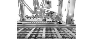 Ein Roboter legt bis zu 300 vorgefüllte Spritzen in die geformten Kavitäten ein. Bild: Multivac