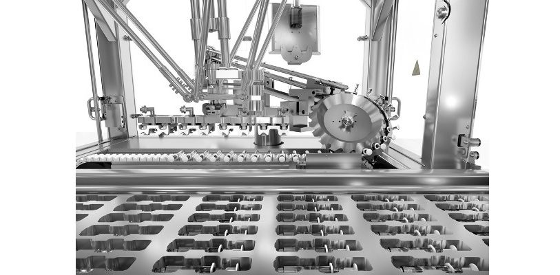 Ein Roboter legt bis zu 300 vorgefüllte Spritzen in die geformten Kavitäten ein. Bild: Multivac