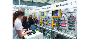 Neben den Produktneuheiten zeigt Pilz mit seinem Smart-Factory-Modell Industrie 4.0 zum Anfassen.