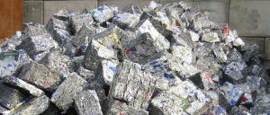 Das waren mal Getränkedosen: In gepresster Form gelangen die Aluminiumverpackungen in die Wiederverwertungsanlage.
