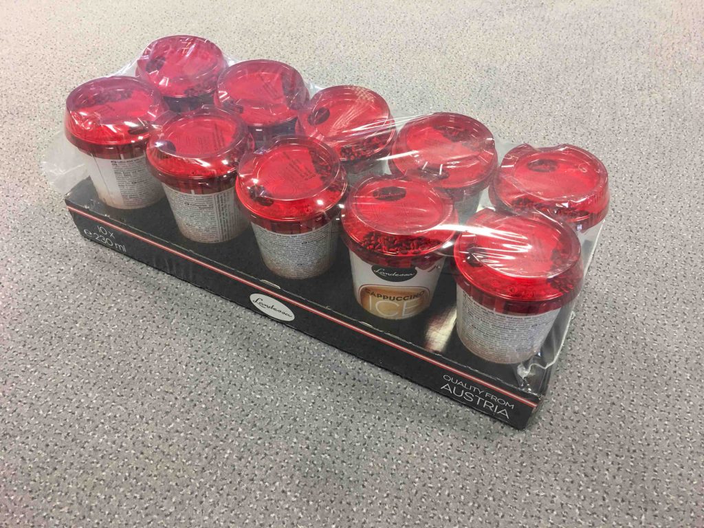 Auf einem Tray werden jeweils zehn Milchdrinks eingeschweißt.