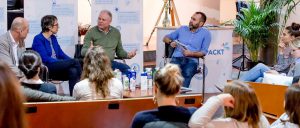 In lockerer Atmosphäre unterhielten sich junge Blogger und "Influencer" über nachhaltige Verpackungen. Bild: MIKA-Fotografie, Berlin